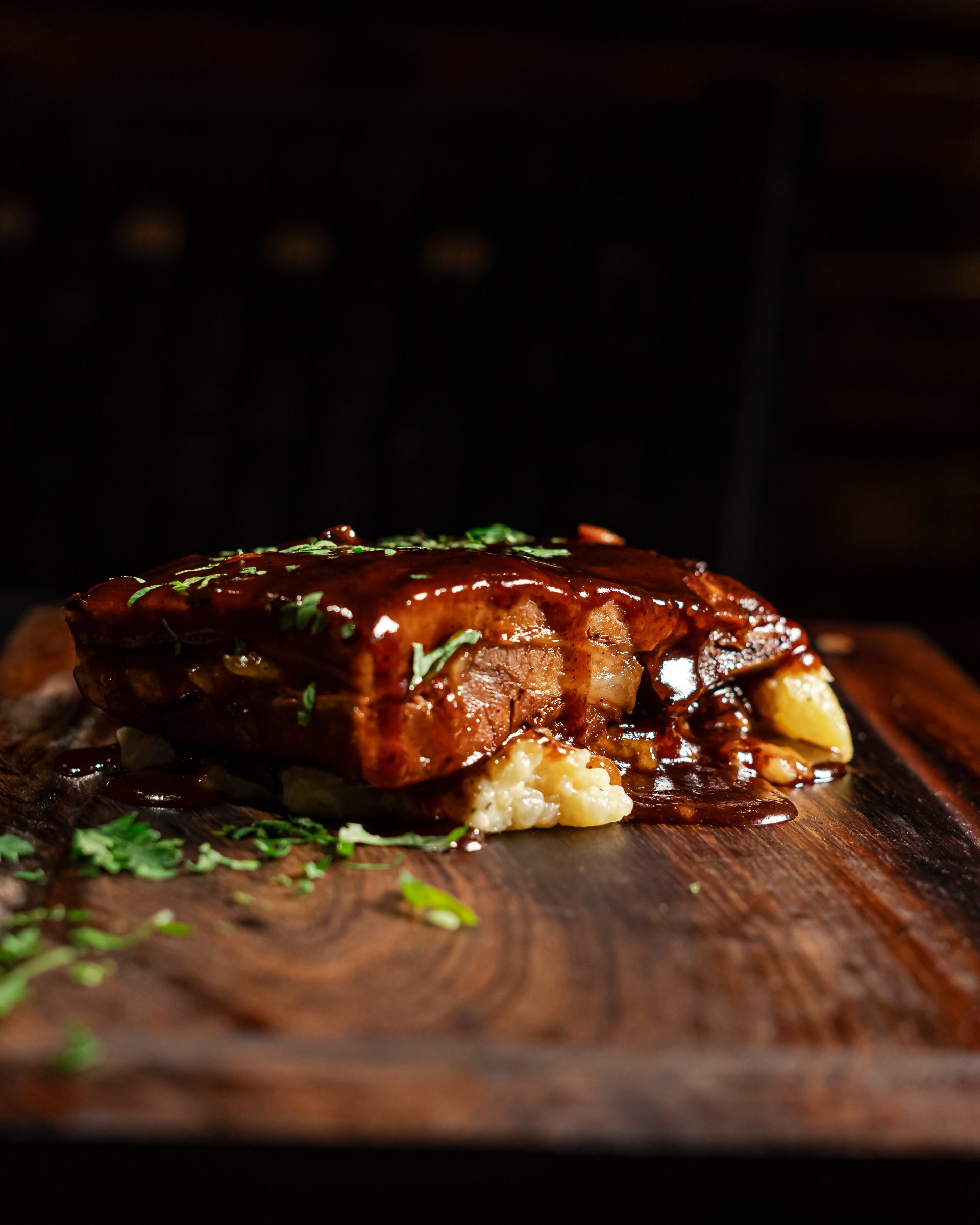 Carne Prime sobre pizarra oscura con sal de mar